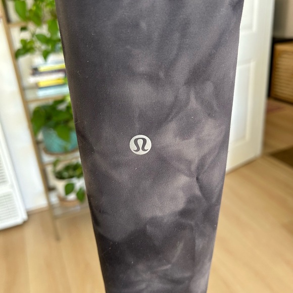Lululemon Leggings. Size 2. 24” inseam. Excellent Condition. - Picture 3 of 4